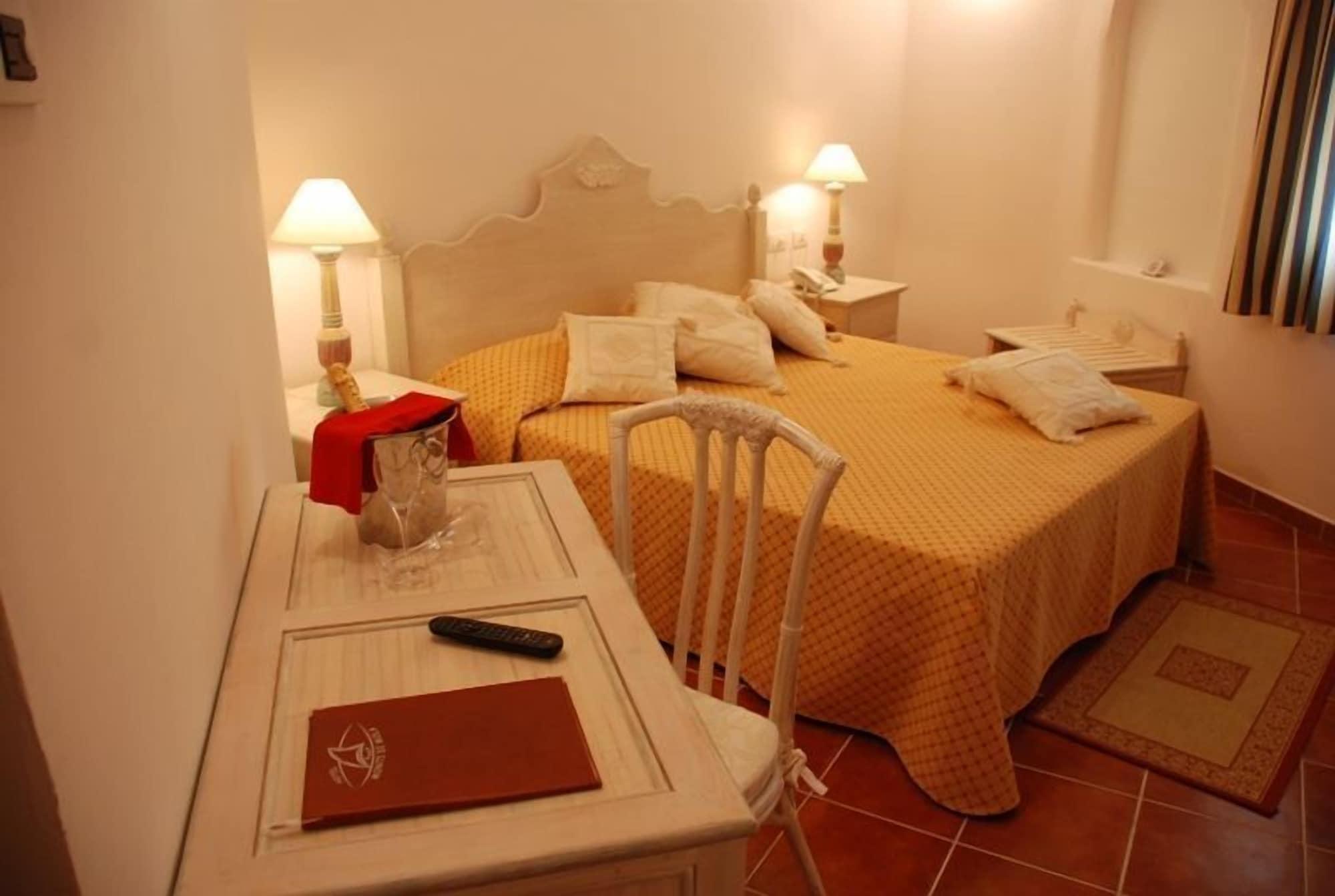 Hotel Monti Di Mola 4*