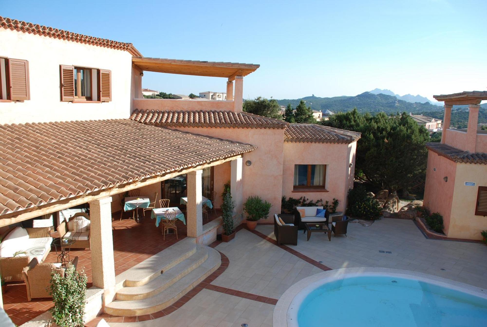 Hotel Monti Di Mola 4*