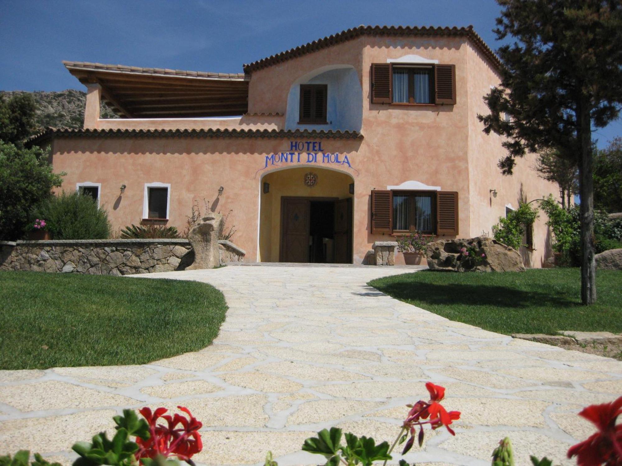 Hotel Monti Di Mola 4*