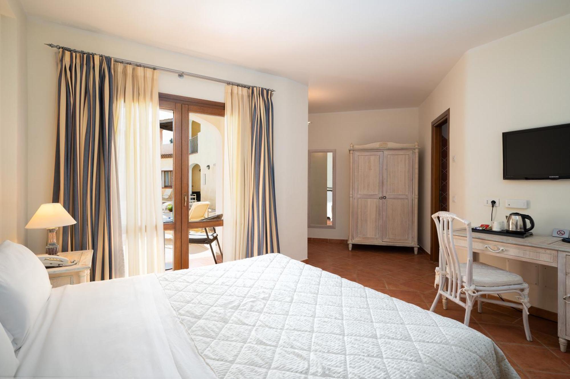 Hotel Monti Di Mola 4*